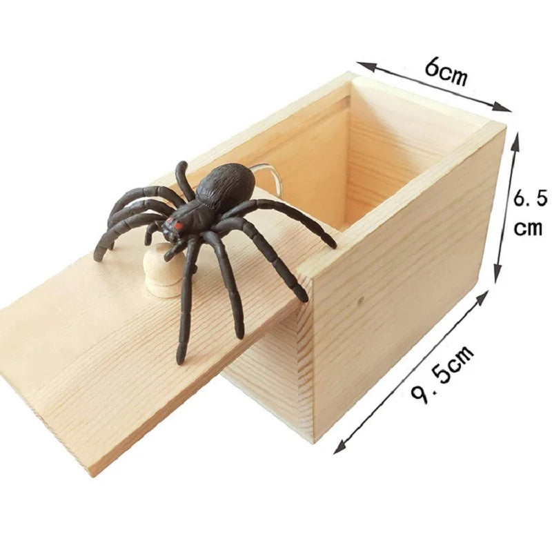 Dimensions of the wooden prank box with a black spider, measuring 9.5 cm by 6 cm by 6.5 cm. Compact and perfect for surprising friends.